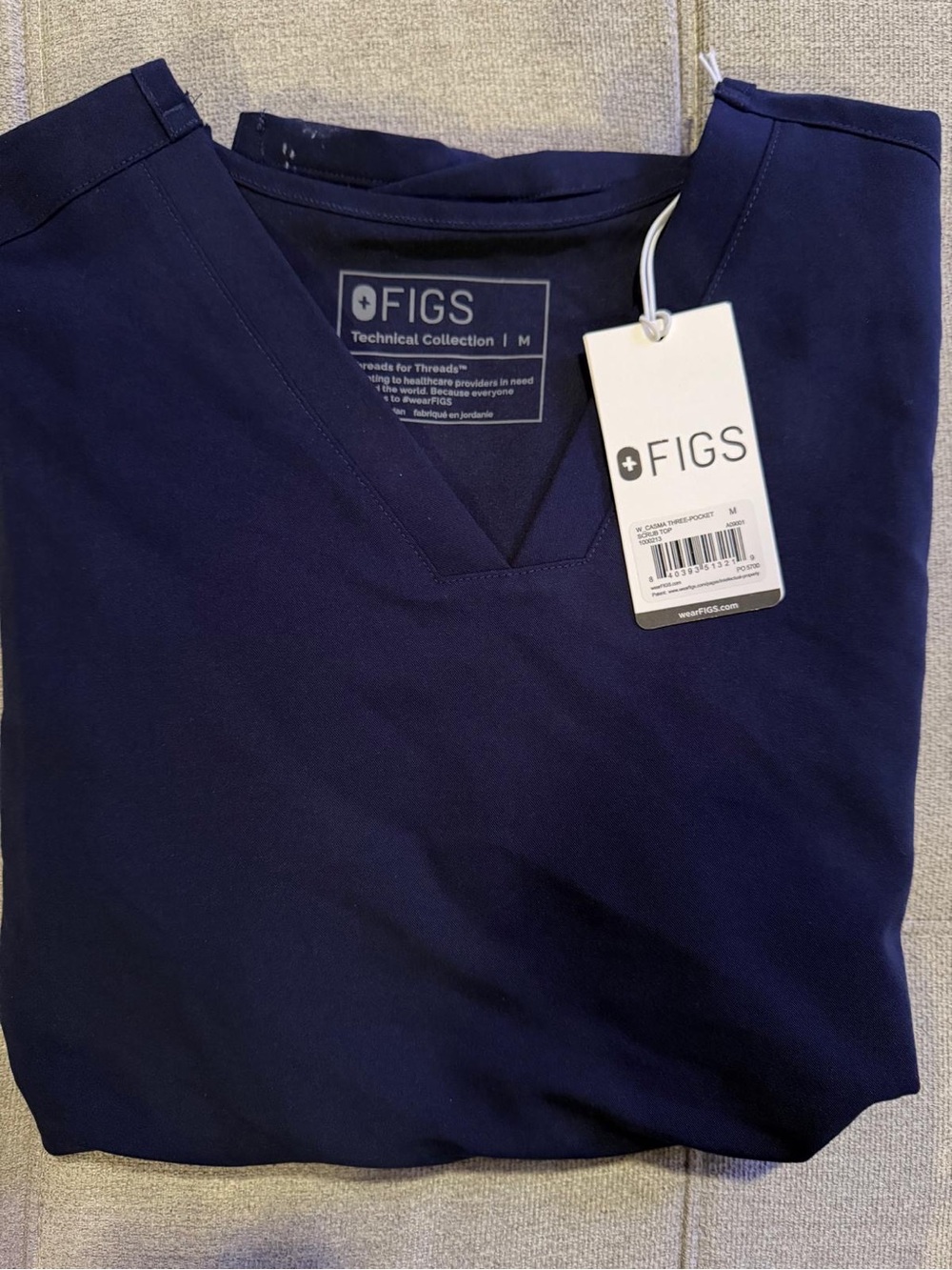 Figs Women’s navy blue Casma three pocket scrub top Medium